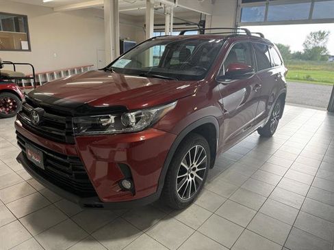Used 2018 Toyota Highlander SE image 1