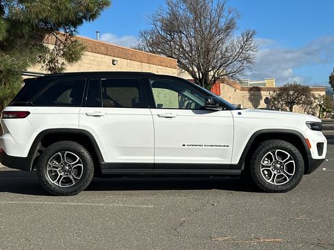New 2023 Jeep Grand Cherokee Trailhawk w/ Advanced Protech Group II image 2