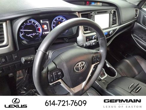Used 2019 Toyota Highlander SE image 18
