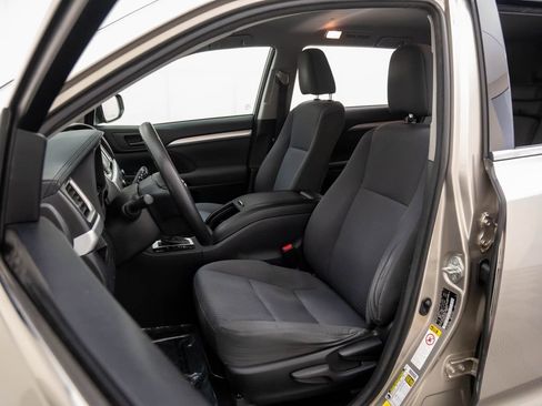 Used 2015 Toyota Highlander LE image 14