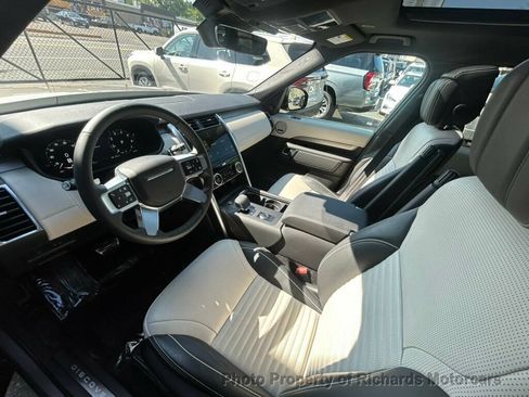 Used 2024 Land Rover Discovery Dynamic SE AWD/4WD image 13