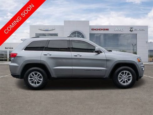 Certified 2018 Jeep Grand Cherokee Laredo RWD image 2