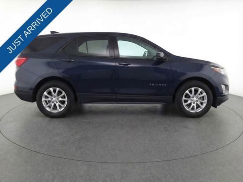 Used 2021 Chevrolet Equinox LS image 2