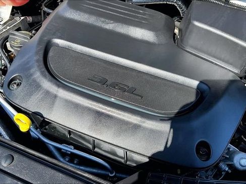 Used 2022 Chrysler Voyager LX image 28