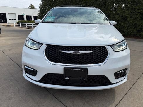 Used 2023 Chrysler Pacifica Touring-L image 6