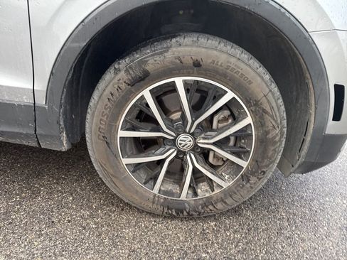 Used 2021 Volkswagen Tiguan SE image 3