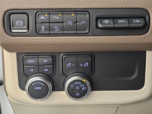 Used 2021 GMC Yukon Denali w/ Denali Premium Package AWD/4WD image 17