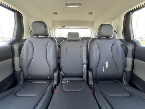 New 2026 Kia Carnival EX image 30