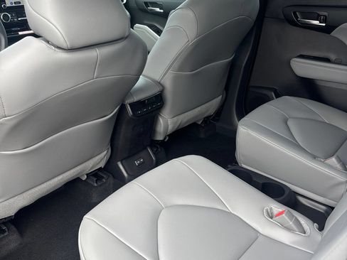 Used 2025 Toyota Highlander XLE AWD/4WD image 7