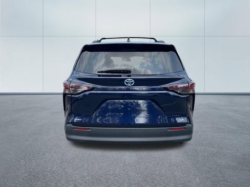 Used 2025 Toyota Sienna LE w/ LE Plus Package image 6