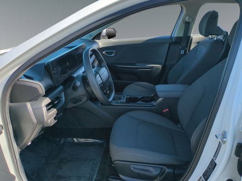 Used 2025 Kia K4 LXS image 9