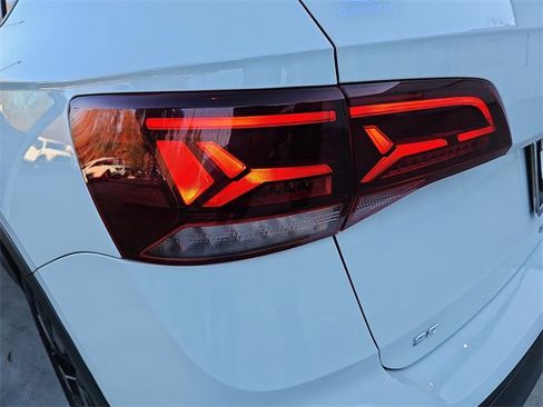 Used 2024 Volkswagen Taos SE image 33