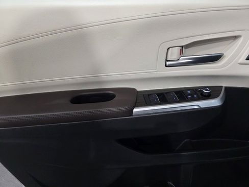 Used 2023 Toyota Sienna Platinum image 10