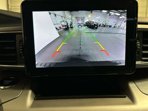Used 2022 Ford Explorer XLT w/ Equipment Group 202A AWD/4WD image 5
