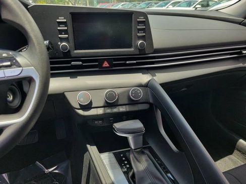 Certified 2024 Hyundai Elantra SE FWD image 30