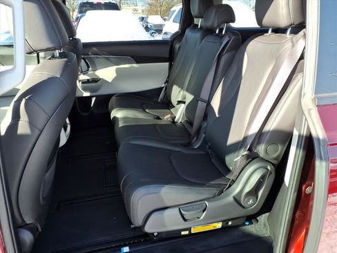 Used 2024 Kia Carnival LX image 8