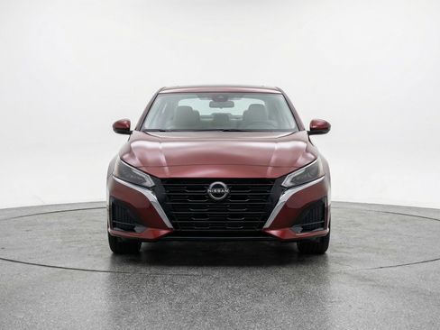 Used 2025 Nissan Altima 2.5 SV image 2