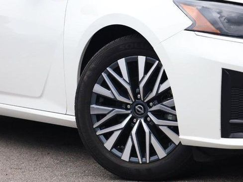 Certified 2025 Nissan Altima 2.5 SV FWD image 3