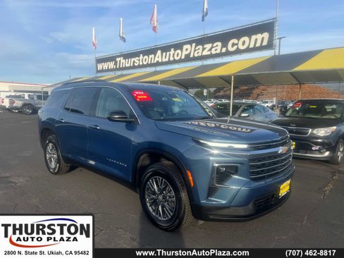 Used 2025 Chevrolet Traverse LT image 1