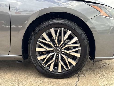 Used 2025 Nissan Altima 2.5 SV FWD image 17