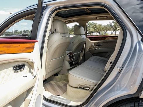 Used 2020 Bentley Bentayga Plug-In Hybrid AWD/4WD image 79