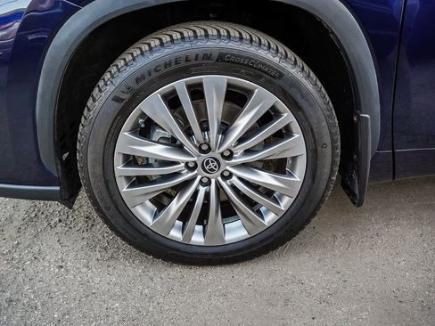 Used 2022 Toyota Highlander Platinum image 4