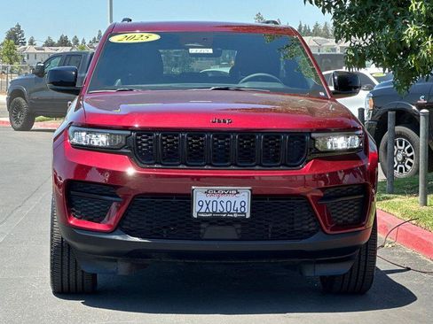 Used 2025 Jeep Grand Cherokee Altitude AWD/4WD image 9