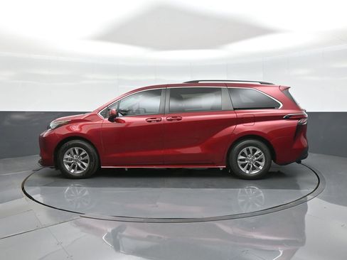 Certified 2022 Toyota Sienna LE FWD image 4