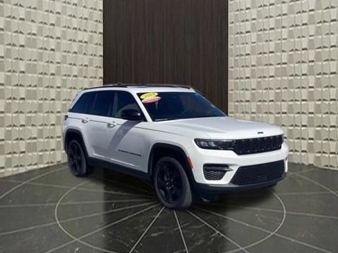 Used 2024 Jeep Grand Cherokee Altitude AWD/4WD image 2