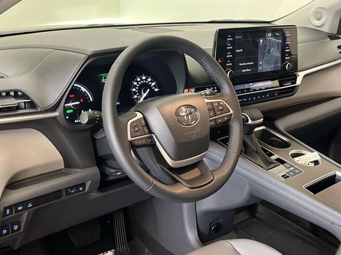 Used 2024 Toyota Sienna XLE w/ XLE Plus Package FWD image 15