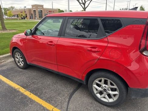 Certified 2022 Kia Soul LX w/ Technology Package FWD image 3