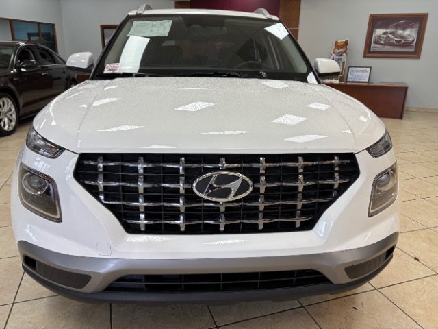 Used 2024 Hyundai Venue SEL FWD image 2