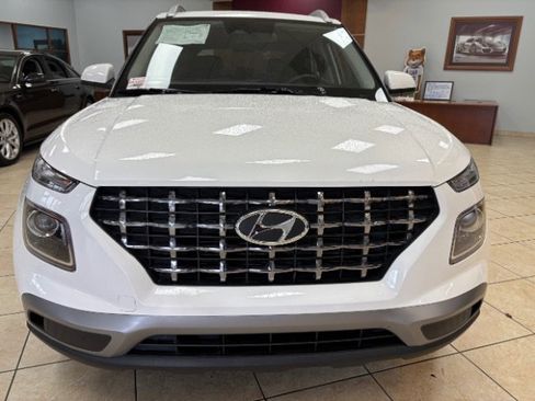 Used 2024 Hyundai Venue SEL image 2