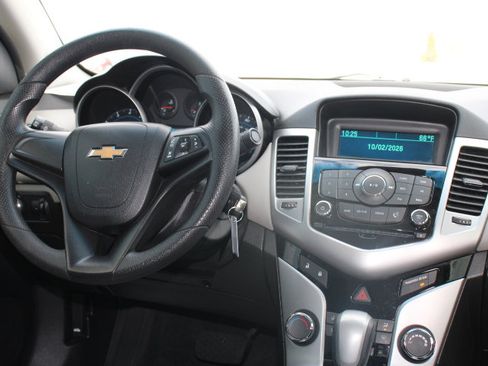 Used 2014 Chevrolet Cruze LS image 21