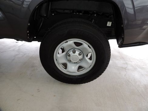Used 2017 Toyota Tacoma SR RWD image 10