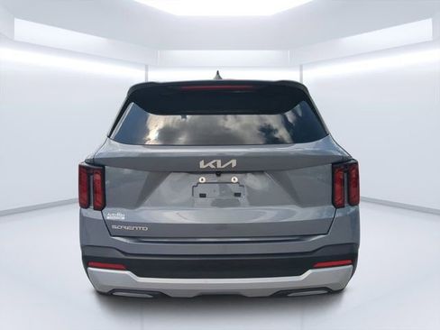 Used 2025 Kia Sorento LX FWD image 4