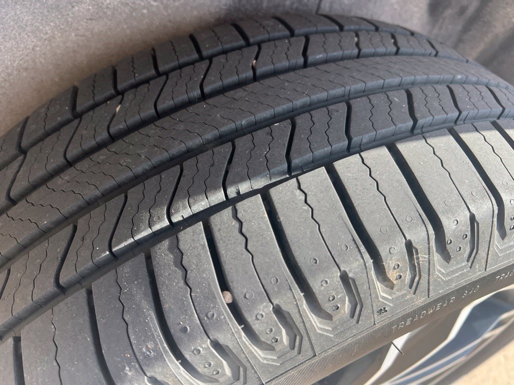 Used 2022 GMC Acadia SLT w/ Technology Package FWD image 3