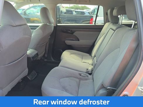 Used 2022 Toyota Highlander L FWD image 9