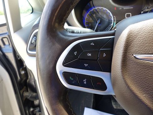 Used 2019 Chrysler Pacifica Touring-L Plus w/ Tire & Wheel Group FWD image 23