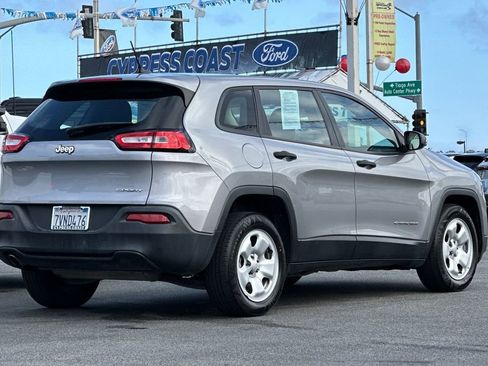 Used 2016 Jeep Cherokee Sport FWD image 3