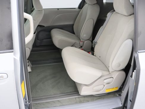 Used 2014 Toyota Sienna LE FWD image 25