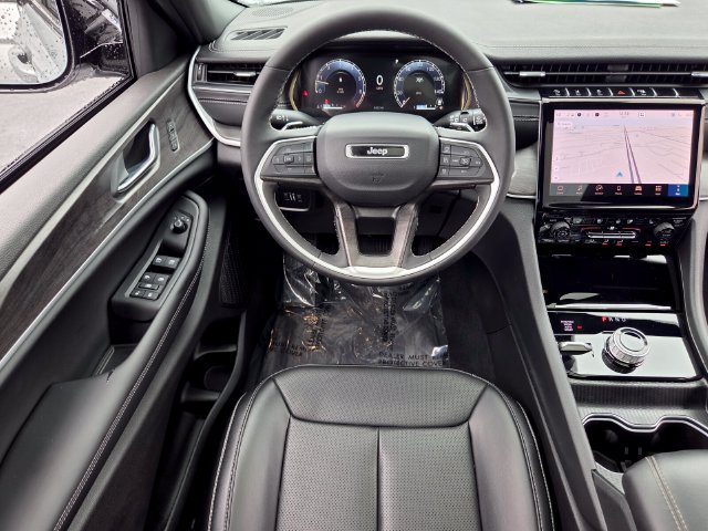 Used 2025 Jeep Grand Cherokee L Limited w/ Luxury Tech Group II AWD/4WD image 13