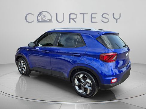Certified 2025 Hyundai Venue Limited FWD image 3