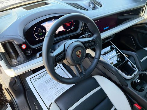 Used 2024 Porsche Cayenne Turbo image 25