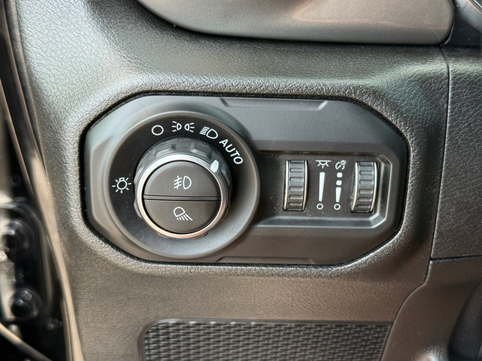 Used 2020 Jeep Gladiator Overland w/ Uconnect 4C Nav & Sound Group AWD/4WD image 33
