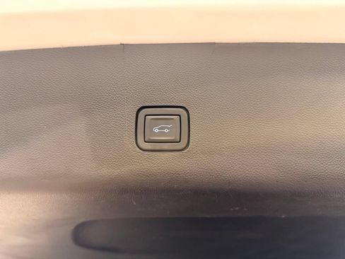 Used 2023 Chevrolet Traverse Premier FWD image 10