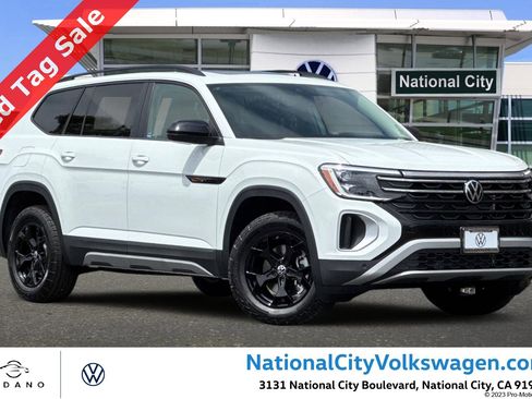 New 2025 Volkswagen Atlas Peak Edition SE image 1