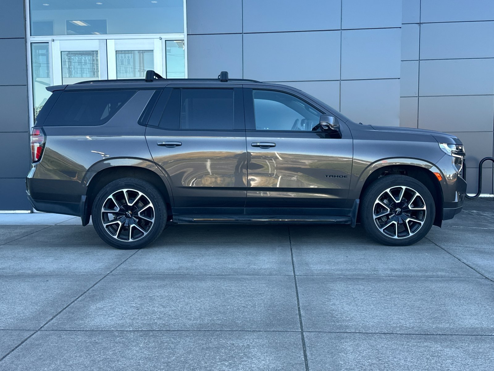 Used 2021 Chevrolet Tahoe RST w/ Luxury Package AWD/4WD image 3