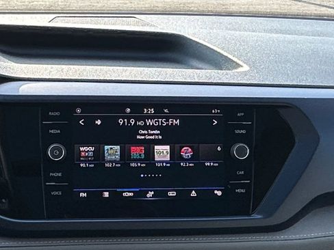 Used 2024 Volkswagen Taos SE image 14