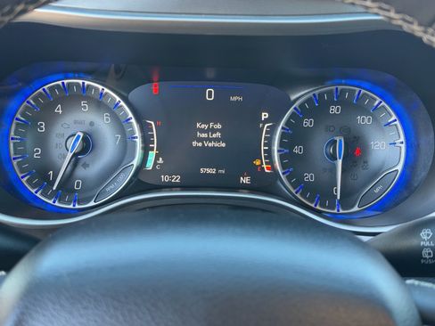 Used 2023 Chrysler Pacifica Touring-L image 33